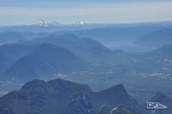 Quanto mais alto estamos no vulcão Villarrica, mais bela fica a vista que temos da região de Pucón, no sul do Chile